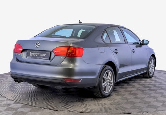 Подержанный автомобиль Volkswagen Jetta Sedan 2012 года (5 фото)
