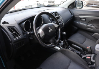 Подержанный автомобиль Mitsubishi ASX 2011 года (7 фото)