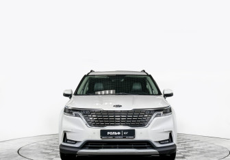 Подержанный автомобиль Kia Carnival 2021 года (2 фото)