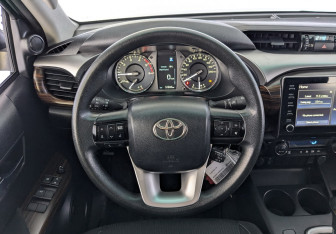 Подержанный автомобиль Toyota Hilux 2022 года (28 фото)