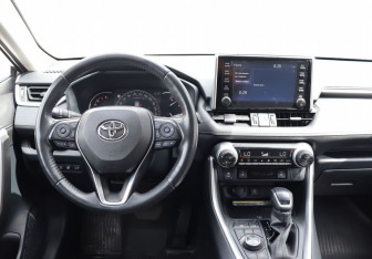 Подержанный автомобиль Toyota RAV4 2021 года (14 фото)
