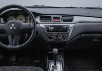 Подержанный автомобиль Mitsubishi Lancer Sedan 2006 года (14 фото)