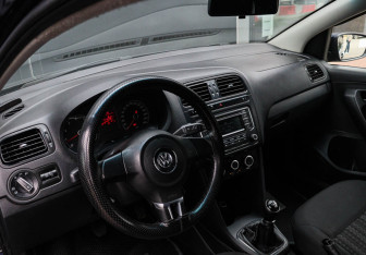 Подержанный автомобиль Volkswagen Polo Sedan 2012 года (12 фото)