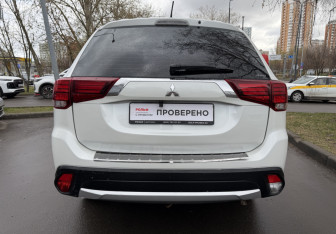 Подержанный автомобиль Mitsubishi Outlander 2015 года (6 фото)