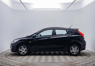 Подержанный автомобиль Hyundai Solaris Hatchback 2013 года (2 фото)