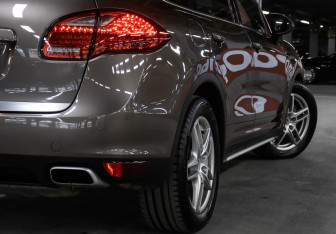 Подержанный автомобиль Porsche Cayenne 2013 года (25 фото)