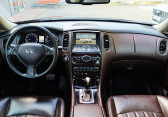 Подержанный автомобиль Infiniti EX 2013 года (10 фото)