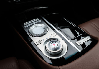 Подержанный автомобиль Genesis G80 2022 года (18 фото)