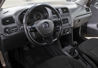 Подержанный автомобиль Volkswagen Polo Sedan 2015 года (16 фото)