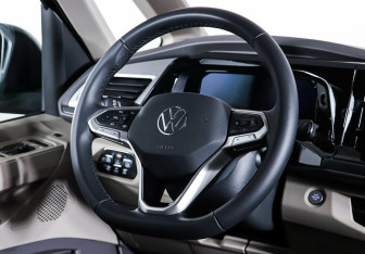 Подержанный автомобиль Volkswagen Multivan 2022 года (14 фото)