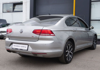 Подержанный автомобиль Volkswagen Passat Sedan 2017 года (5 фото)