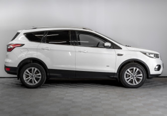 Подержанный автомобиль Ford Kuga 2017 года (5 фото)