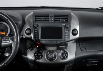 Подержанный автомобиль Toyota RAV4 2011 года (13 фото)