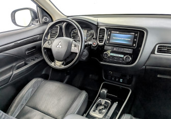 Подержанный автомобиль Mitsubishi Outlander 2018 года (28 фото)
