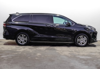 Подержанный автомобиль Toyota Sienna 2025 года (4 фото)