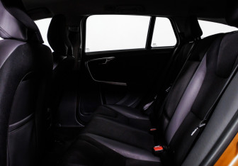 Подержанный автомобиль Volvo V60 2011 года (12 фото)