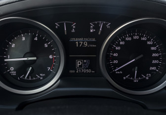 Подержанный автомобиль Toyota Land Cruiser Suv 2012 года (11 фото)