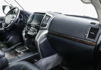Подержанный автомобиль Toyota Land Cruiser Suv 2012 года (6 фото)