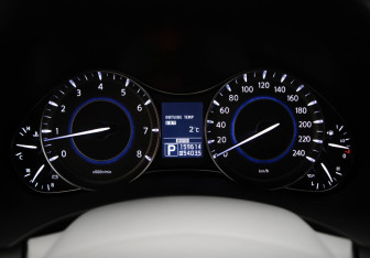 Подержанный автомобиль Infiniti QX56 2012 года (11 фото)