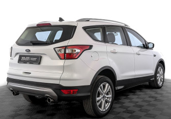 Подержанный автомобиль Ford Kuga 2017 года (5 фото)