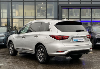 Подержанный автомобиль Infiniti QX60 2018 года (7 фото)
