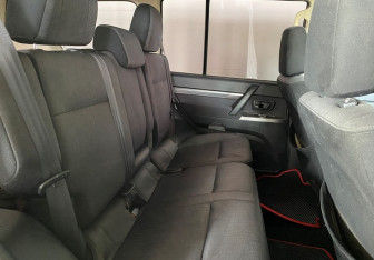 Подержанный автомобиль Mitsubishi Pajero 2014 года (10 фото)