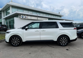 Подержанный автомобиль Kia Carnival 2021 года (8 фото)