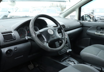 Подержанный автомобиль Volkswagen Sharan 2005 года (13 фото)