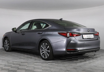 Подержанный автомобиль Lexus ES 2019 года (7 фото)