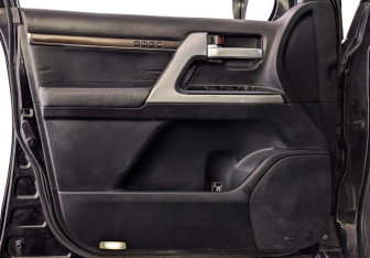 Подержанный автомобиль Toyota Land Cruiser Suv 2017 года (19 фото)