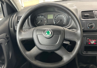 Подержанный автомобиль Skoda Fabia Hatchback 2011 года (14 фото)