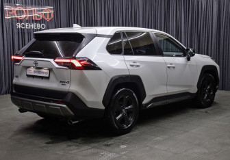 Подержанный автомобиль Toyota RAV4 2022 года (5 фото)