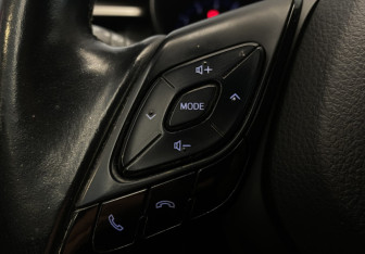 Подержанный автомобиль Toyota C-HR 2019 года (18 фото)