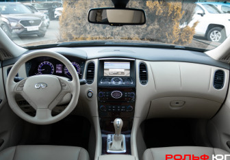 Подержанный автомобиль Infiniti QX50 2015 года (11 фото)