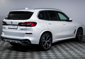 Подержанный автомобиль BMW X5 2022 года (5 фото)