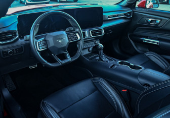 Подержанный автомобиль Ford Mustang Convertible 2024 года (12 фото)