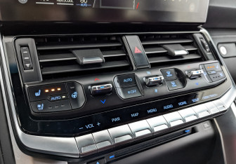 Подержанный автомобиль Toyota Land Cruiser Suv 2022 года (28 фото)