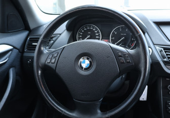 Подержанный автомобиль BMW X1 2013 года (17 фото)