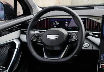 Подержанный автомобиль Geely Atlas 2024 года (11 фото)