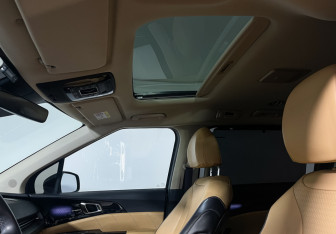 Подержанный автомобиль Kia Carnival 2021 года (15 фото)