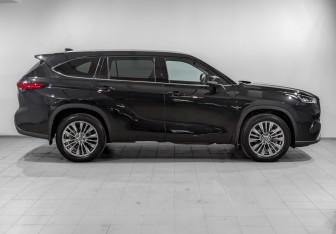 Подержанный автомобиль Toyota Highlander 2025 года (4 фото)