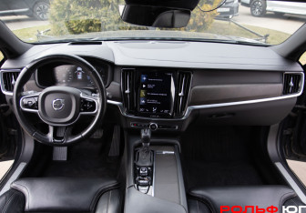 Подержанный автомобиль Volvo V90 Cross Country 2017 года (11 фото)