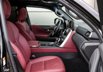 Подержанный автомобиль Lexus LX 2025 года (12 фото)