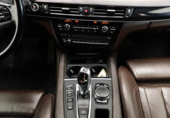 Подержанный автомобиль BMW X5 2015 года (13 фото)