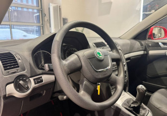 Подержанный автомобиль Skoda Octavia Liftback 2012 года (10 фото)