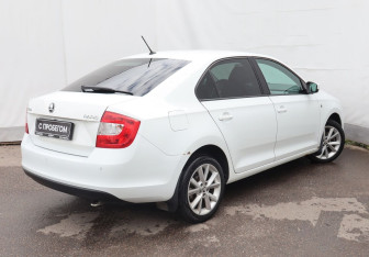 Подержанный автомобиль Skoda Rapid Liftback 2015 года (4 фото)
