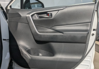 Подержанный автомобиль Toyota RAV4 2021 года (7 фото)