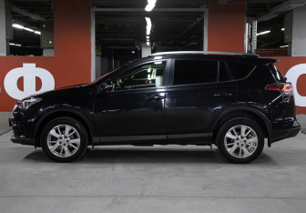 Подержанный автомобиль Toyota RAV4 2015 года (8 фото)