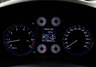 Подержанный автомобиль Lexus LX 2008 года (11 фото)