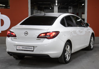 Подержанный автомобиль Opel Astra Sedan 2012 года (5 фото)